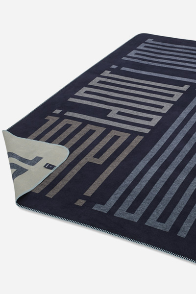Führt zu Produktdetailseite „JOOP! BARS Wohndecke 150x200 cm, navy"