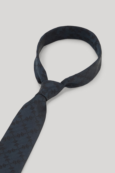 Leads to product detail page "Cornflower Navy patterned tie"