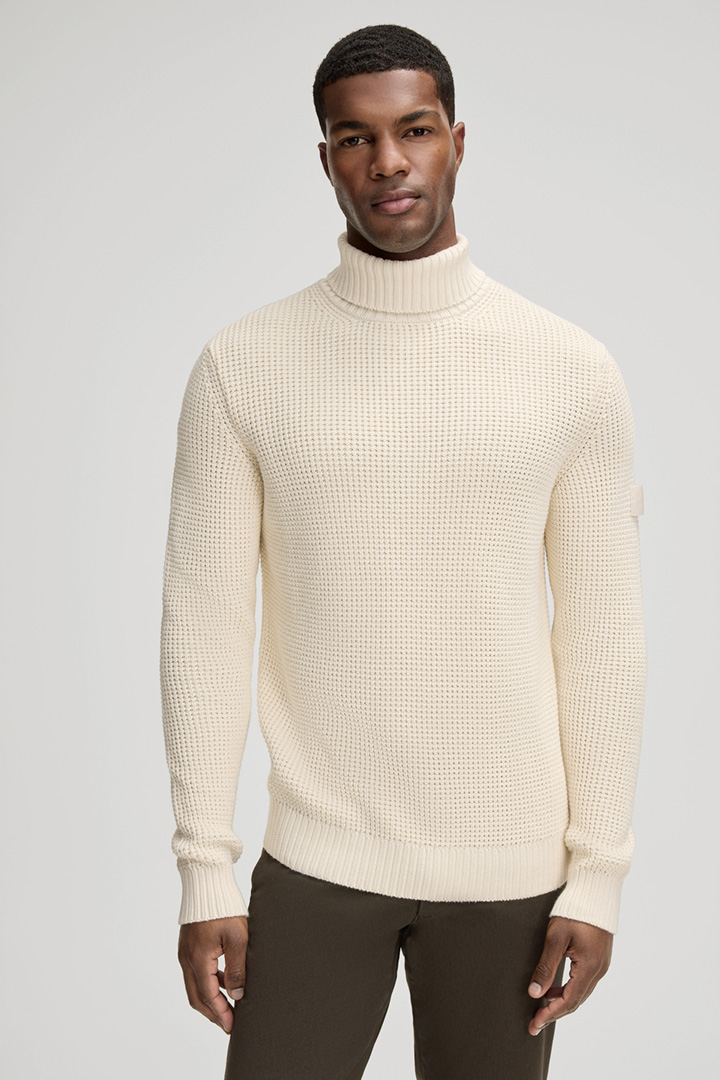 Leads to product detail page "Hollio Knitted Pullover in Cream"