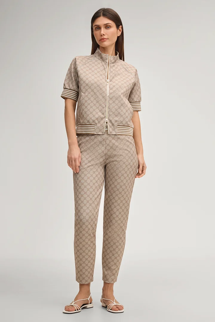 Leads to product detail page "Tayla sweatshirt jacket in beige cornflower"