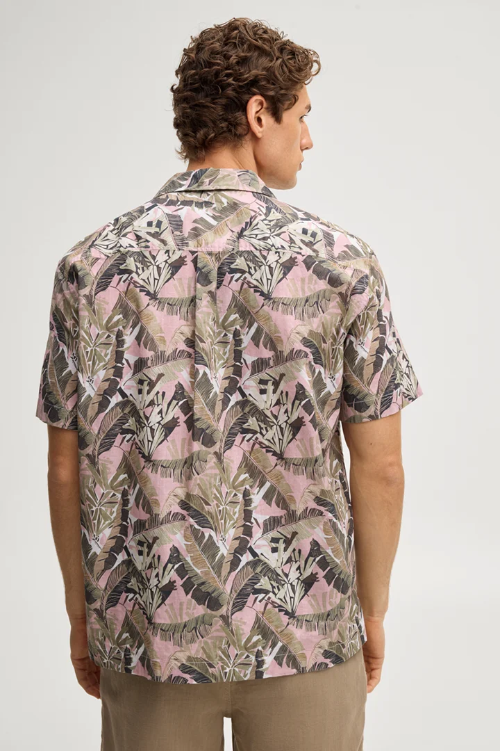 Leads to product detail page "Hanes"