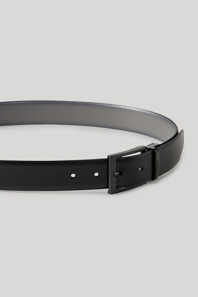 Leads to product detail page "Leather belt in charcoal grey"