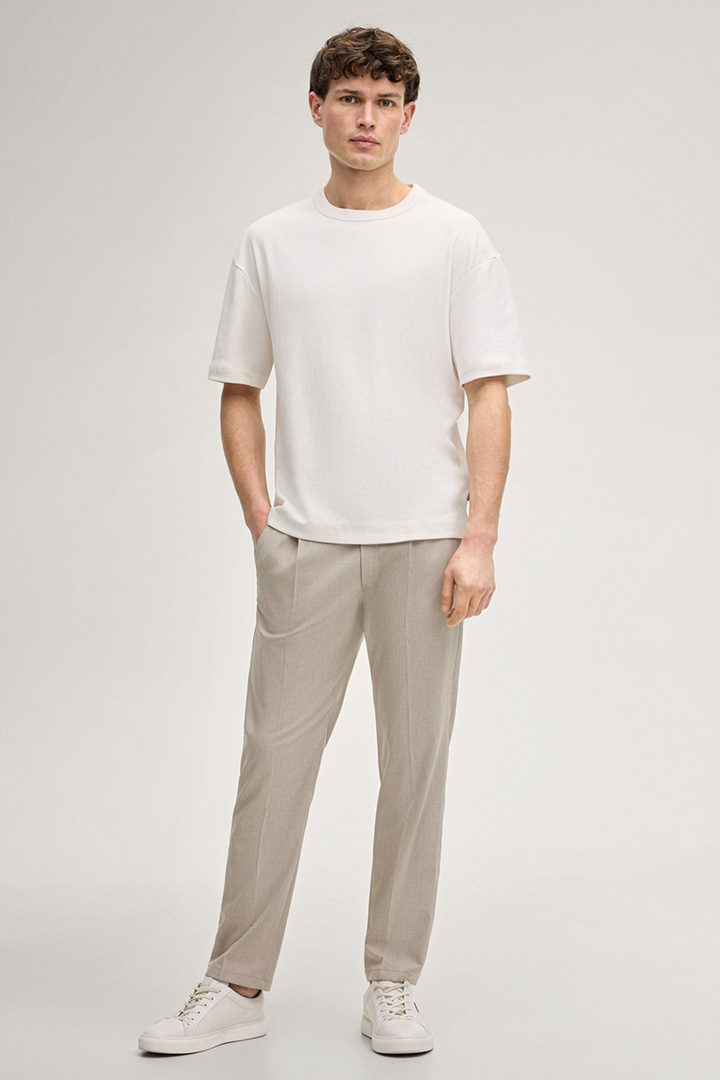 Leads to product detail page "Lead Chinos in Beige"