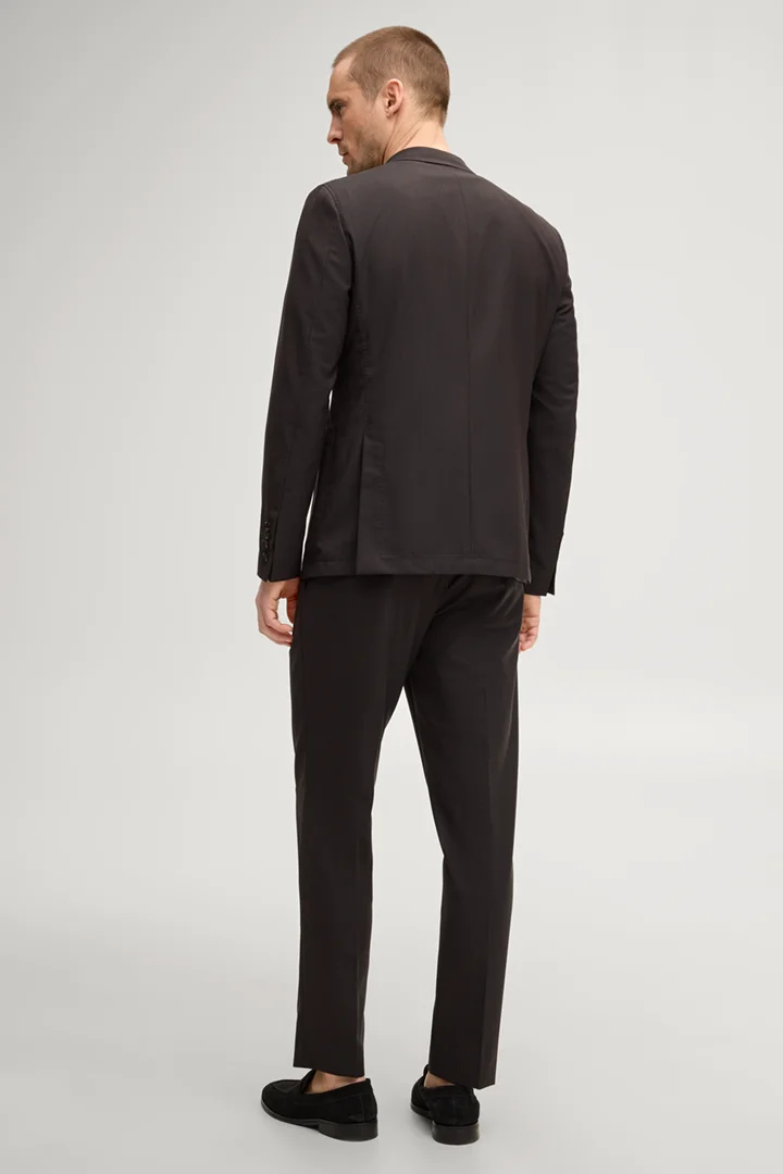 Leads to product detail page "Heazy-Rennet suit in dark brown"