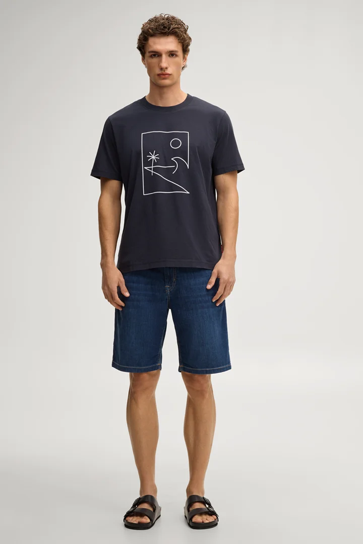 Leads to product detail page "Makoa T-shirt in navy"