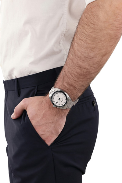 Leads to product detail page "Men's silver wristwatch"