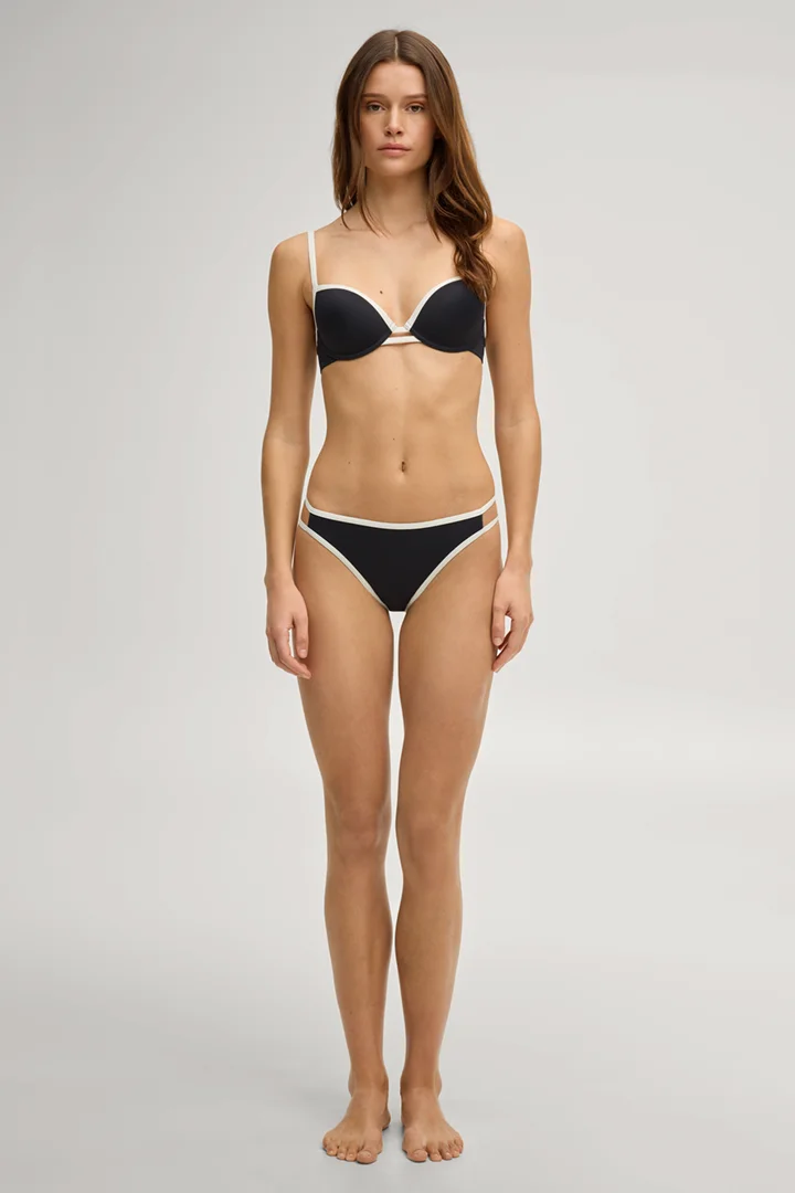 Leads to product detail page "Bikini bottoms in black/off-white"