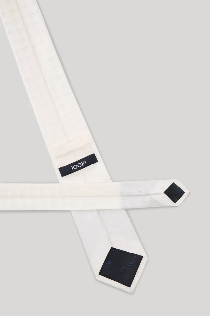 Leads to product detail page "Silk Tie in Cream"