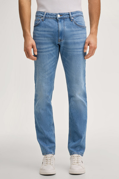 Leads to product detail page "Stephen jeans in light blue"