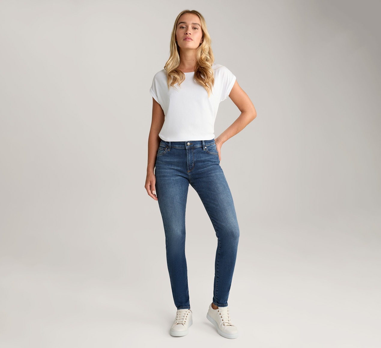 JOOP! präsentiert das Produkt Slim Jeans Sol, mittlerer Bund aus der Kategorie Jeans