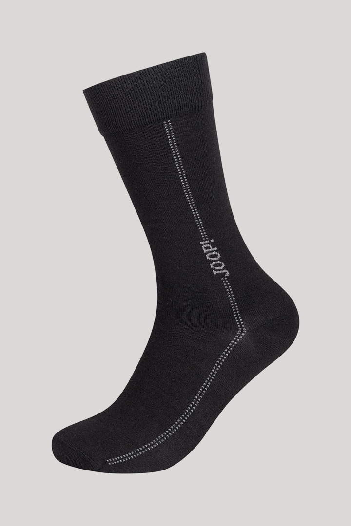 Leads to product detail page "Socks in Black"