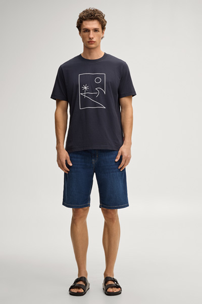 Leads to product detail page "Makoa T-shirt in navy"