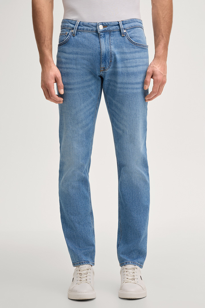 Leads to product detail page "Stephen jeans in light blue"