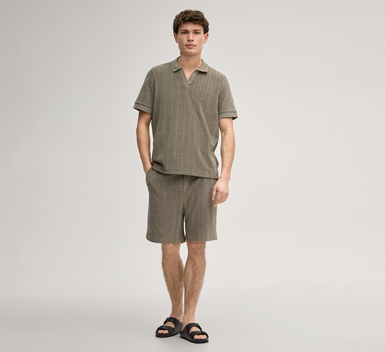 JOOP! präsentiert das Produkt Sweatshorts Wana in Khaki gestreift aus der Kategorie Hosen & Chinos