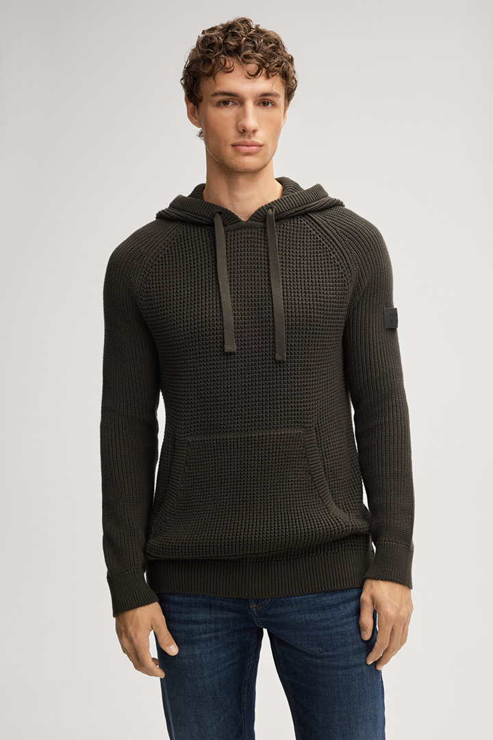 Leads to product detail page "Harrio Hoodie in Dark Green"