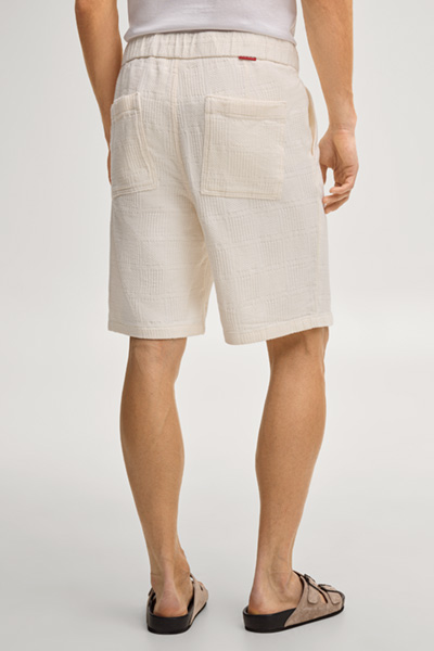 Leads to product detail page "Riv bermuda shorts in off-white"
