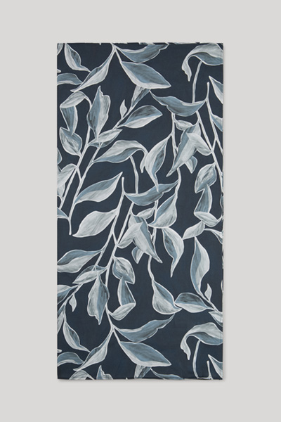 Leads to product detail page "Navy patterned bandana"