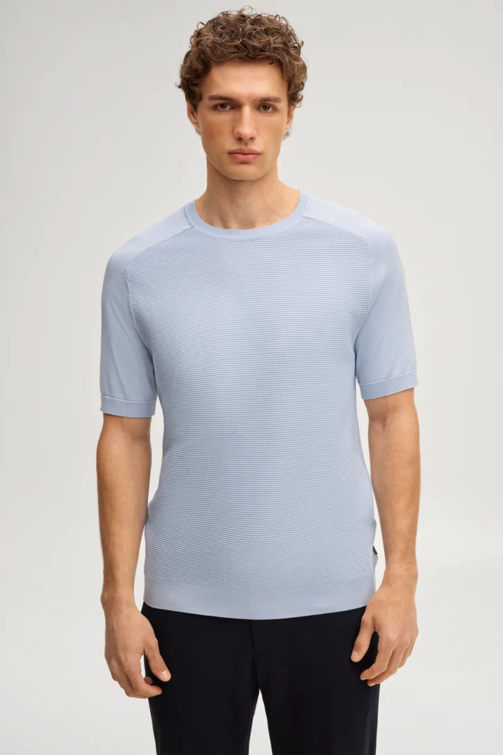 Führt zu Produktdetailseite „Strickshirt Vitor in Hellblau"