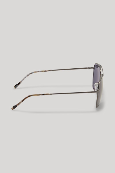 Leads to product detail page "Grey sunglasses"