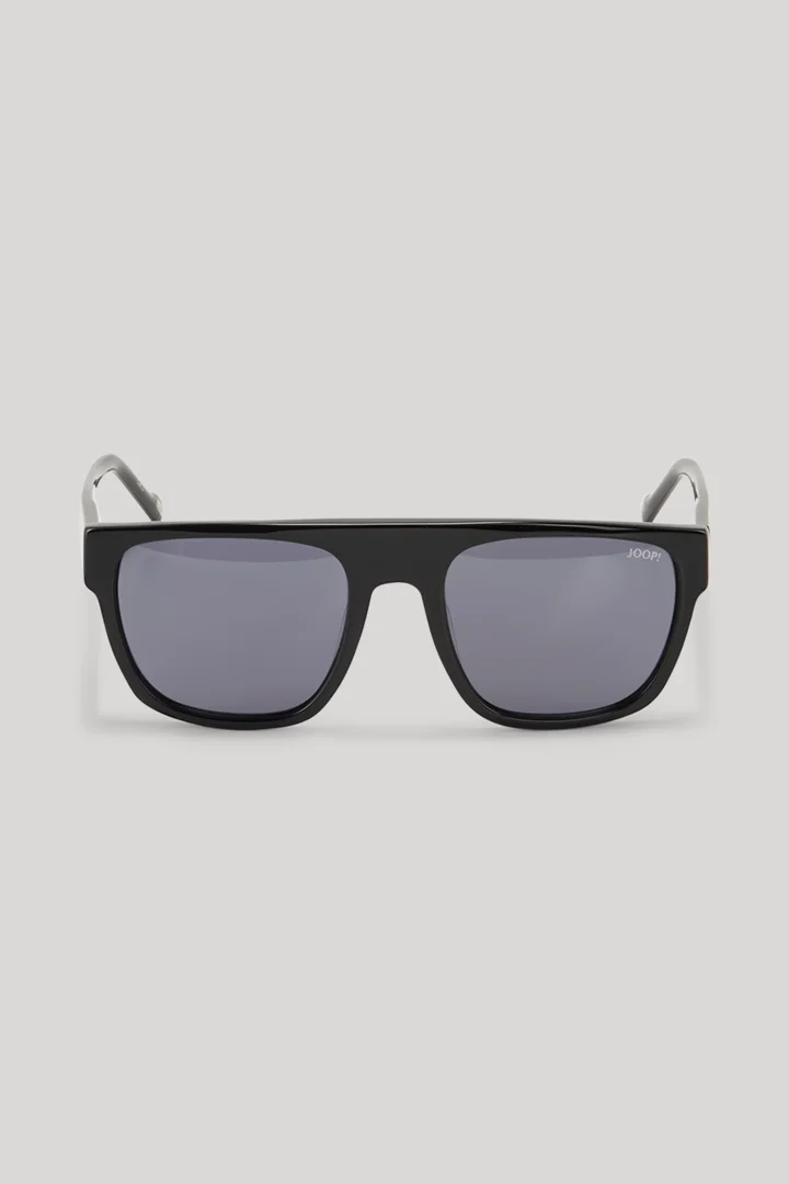 Leads to product detail page "Black sunglasses"
