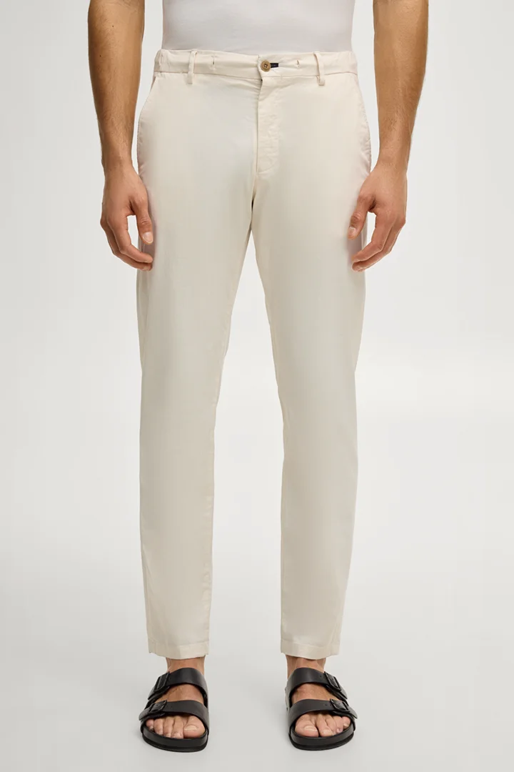 Chino Maxton in off-white