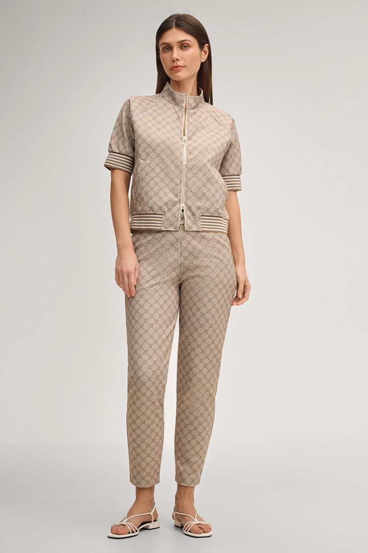 Führt zu Look-Detailseite „Shop the Look: Cornflower Sweat-Kombi-Set in Beige“