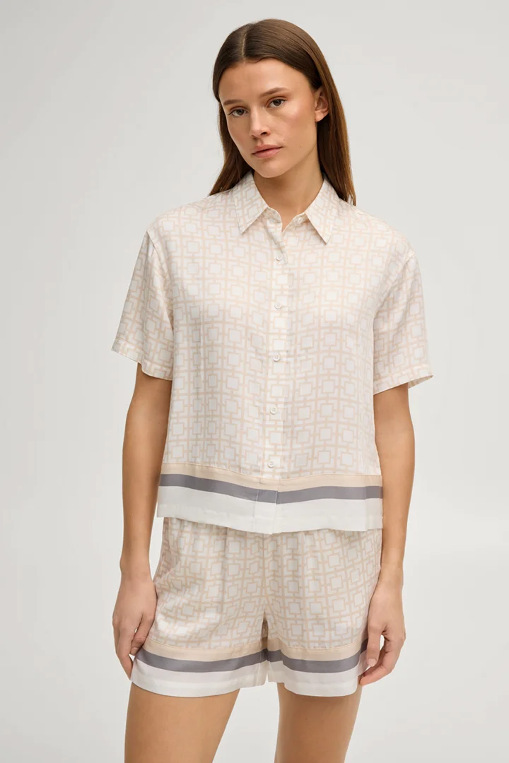 Leads to product detail page "Loungewear shirt Modern Essence in cream patterned"