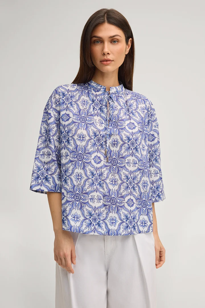 Leads to product detail page "Beyda blouse in blue/white pattern"