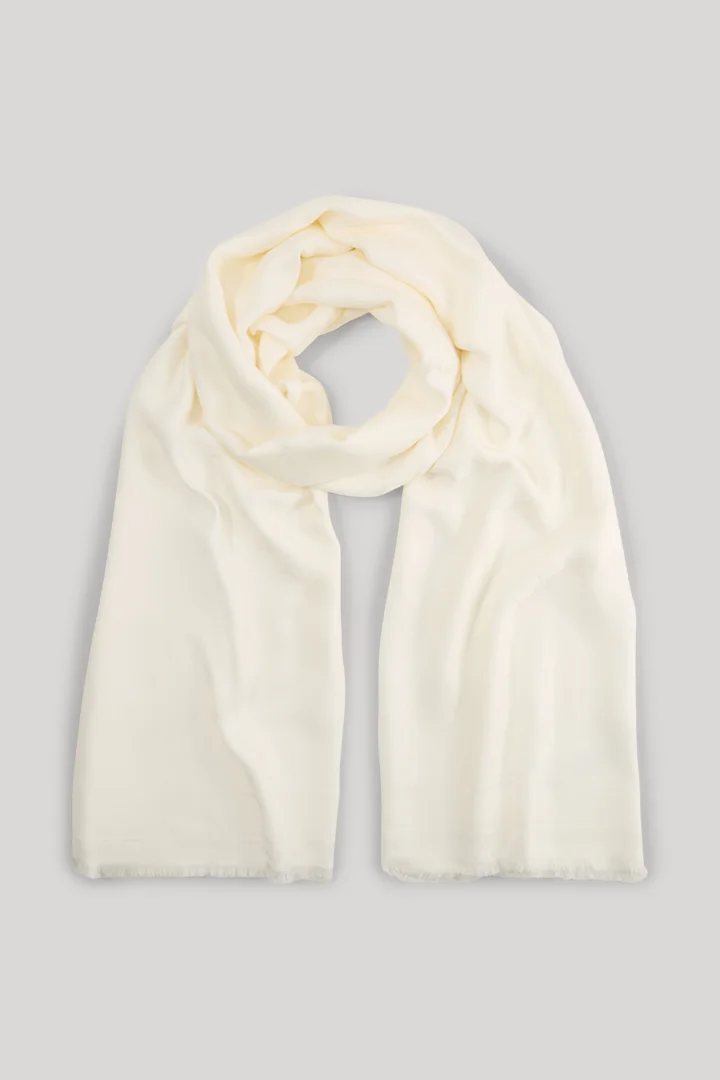 Leads to product detail page "Agota scarf in off-white"