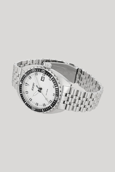 Leads to product detail page "Men's silver wristwatch"