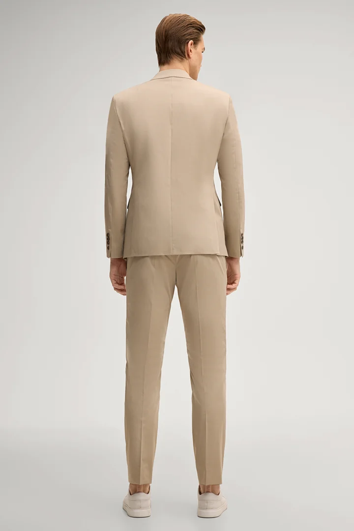 Leads to product detail page "Herby-Blayr suit in light beige"