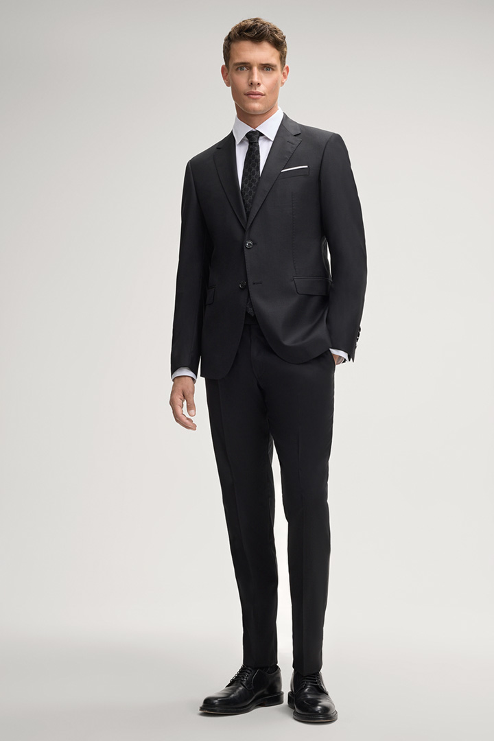 Leads to product detail page "Herby-Blayr Suit in Black"