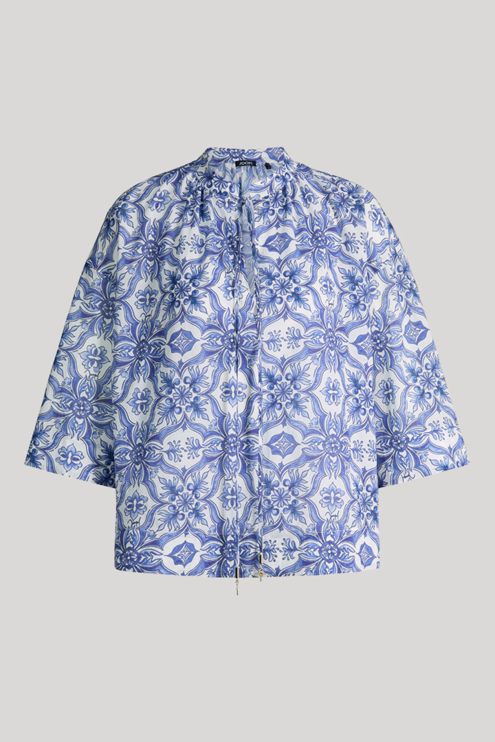 Leads to product detail page "Beyda blouse in blue/white pattern"