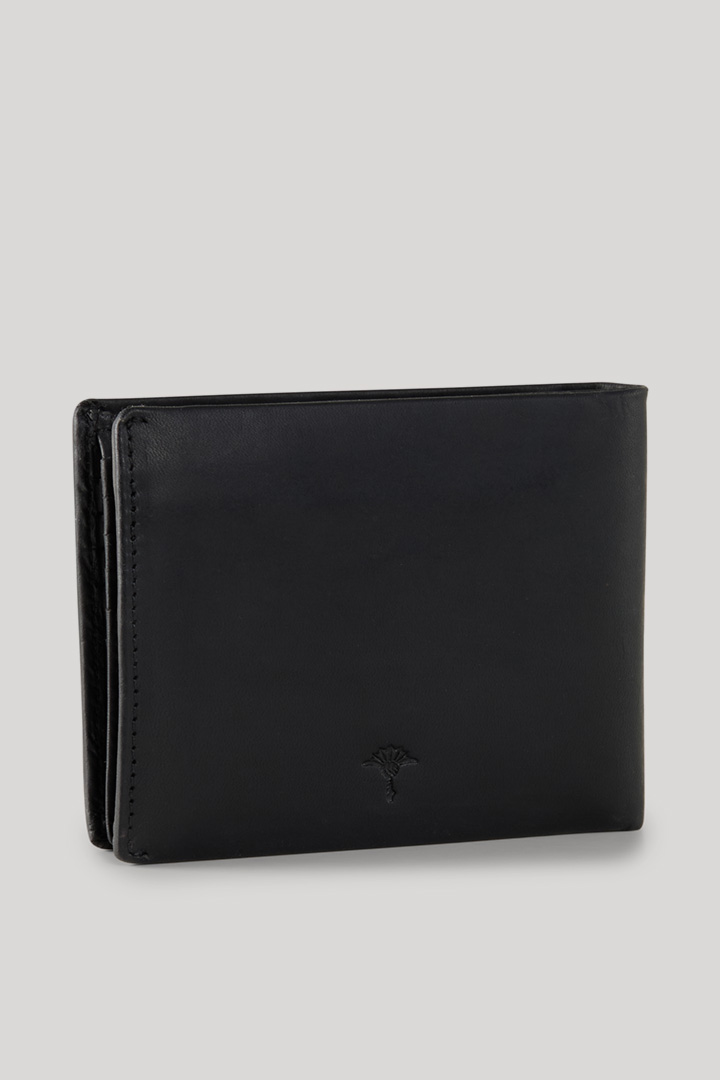 Leads to product detail page "Cerratano Typhon Wallet in Black"