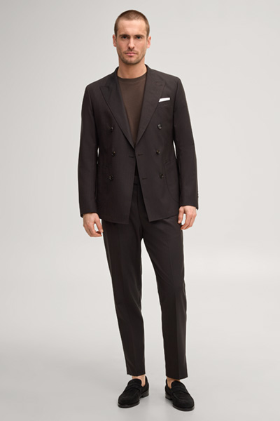 Leads to product detail page "Heazy-Rennet suit in dark brown"