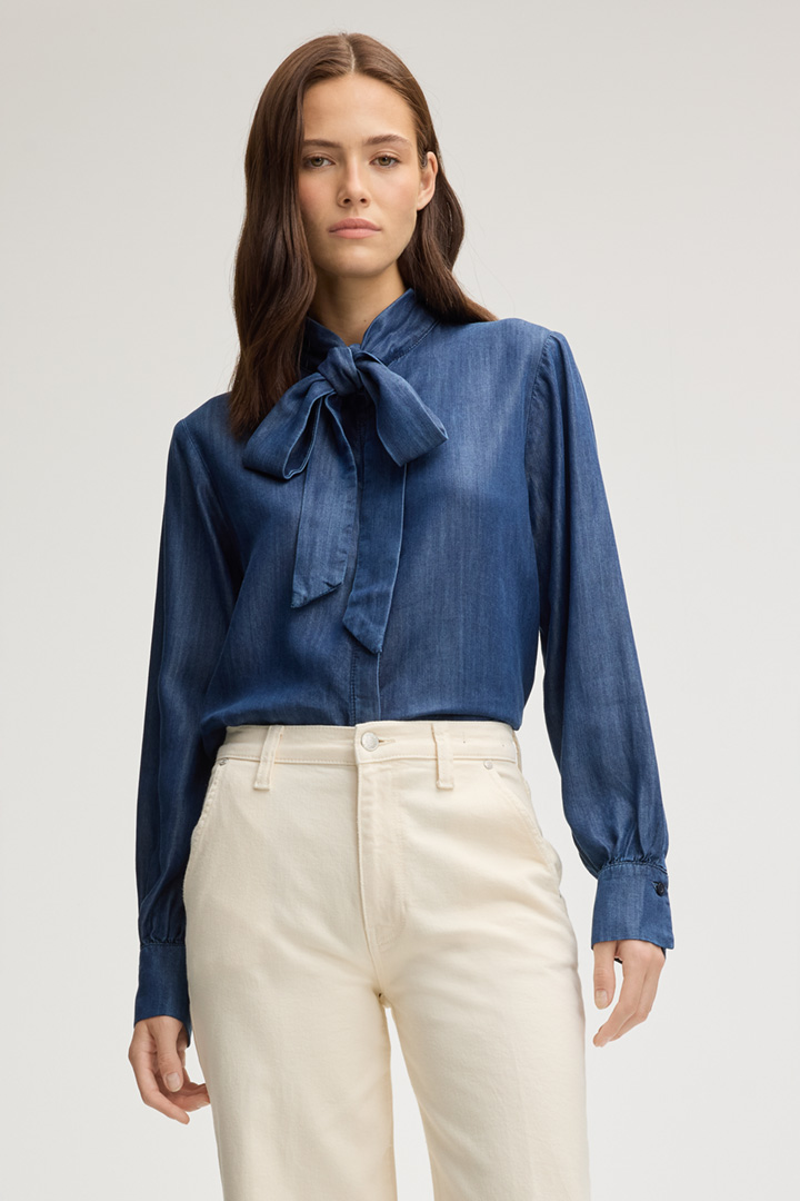 Leads to product detail page "Ulla Denim Blouse in Dark Blue"