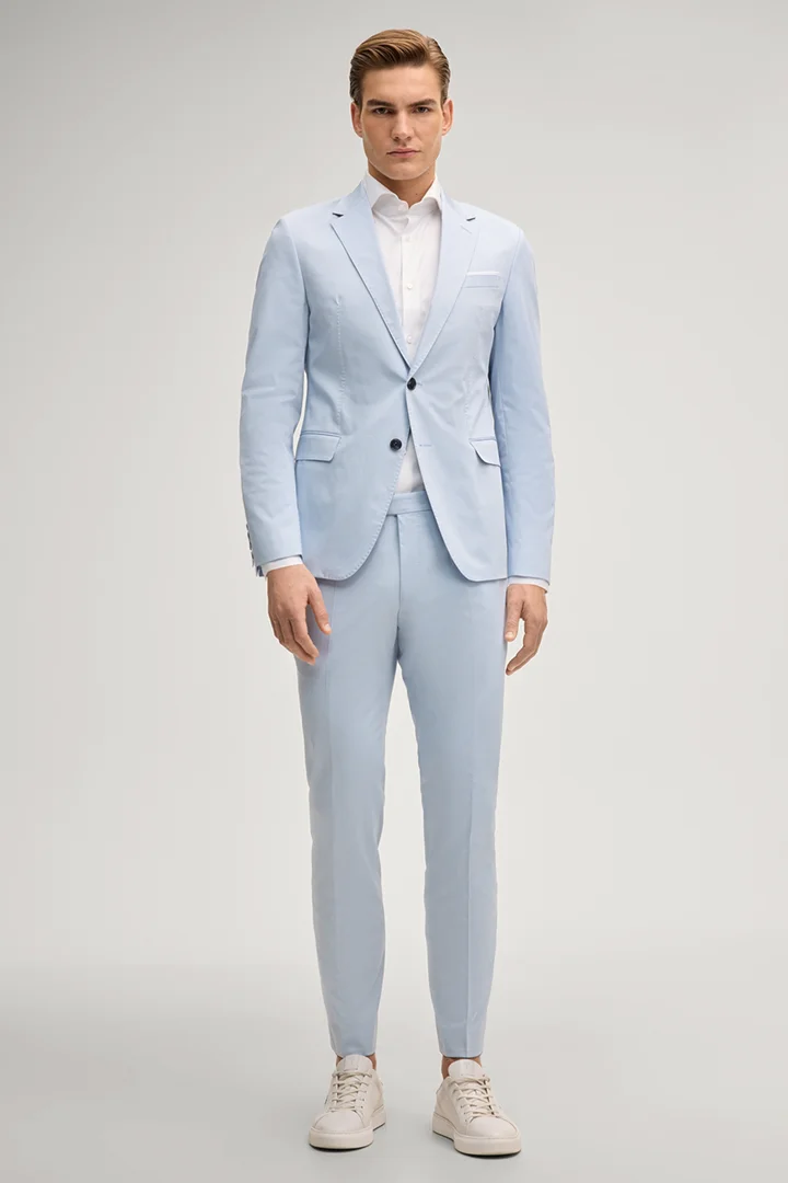 Leads to product detail page "Herby-Blayr suit in light blue"