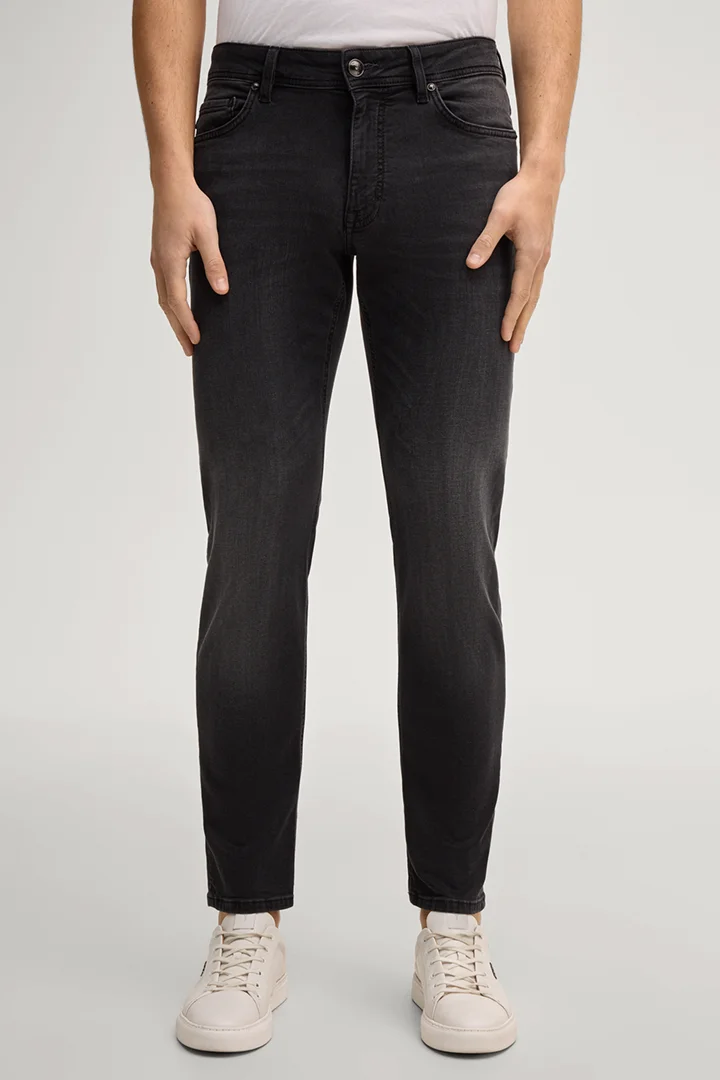 Leads to product detail page "Fortres Jeans in Washed Black"