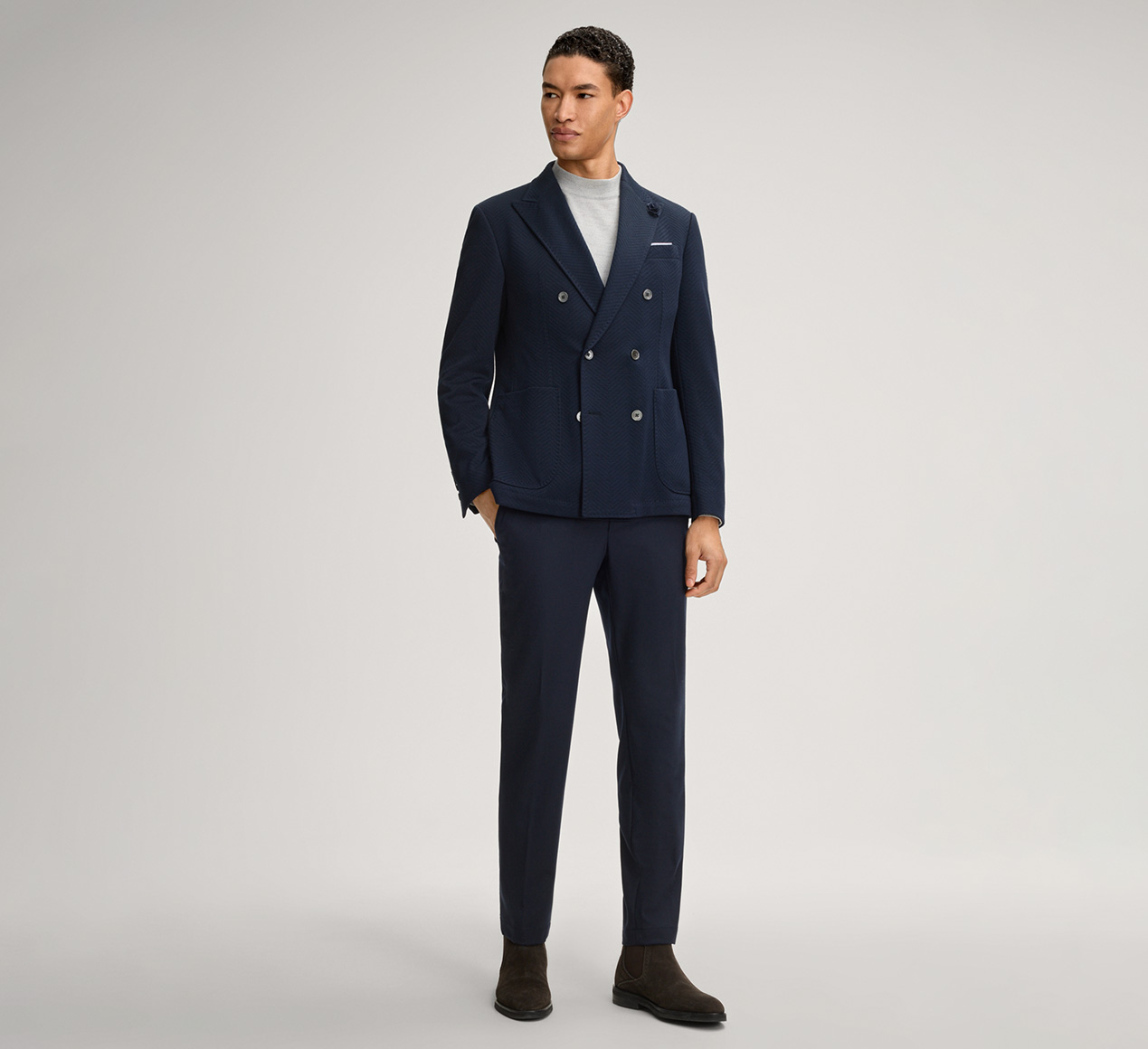 JOOP! präsentiert das Produkt Fischgrat-Doppelreiher-Sakko Heazy in Dunkelblau aus der Kategorie Sakkos