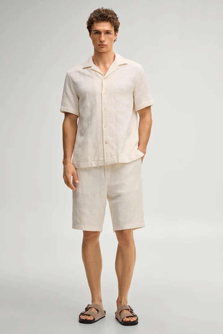Leads to product detail page "Riv bermuda shorts in off-white"