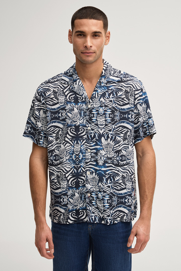 Leads to product detail page "Hanes short-sleeved shirt in blue/white pattern"