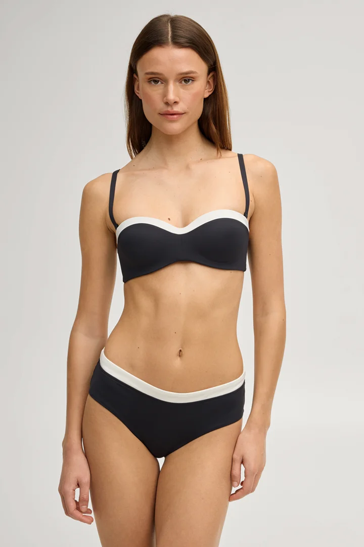 Leads to product detail page "Bandeau bikini top in black"