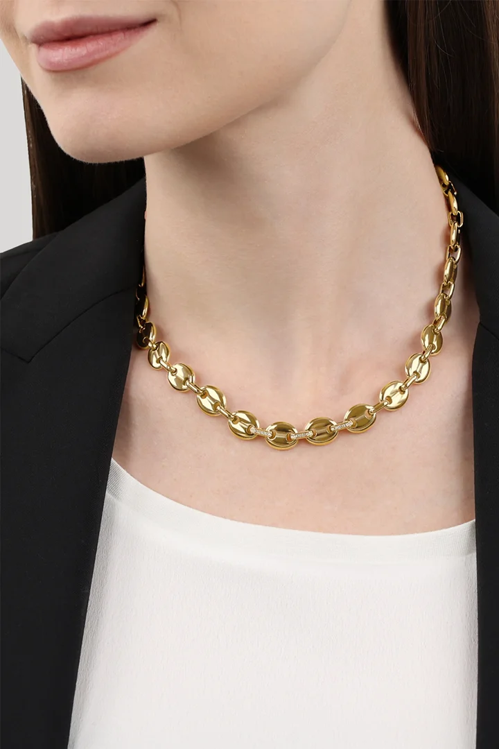 Leads to product detail page "Gold necklace with Preciosa"
