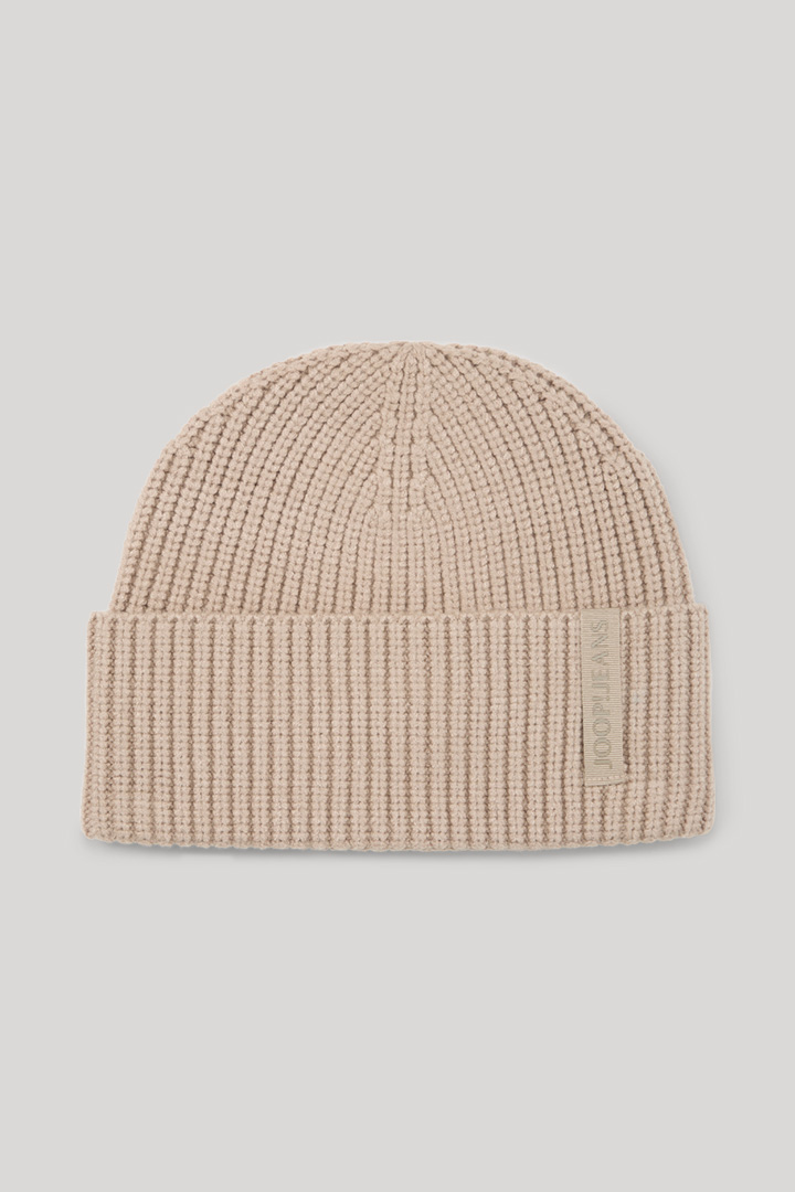 Leads to product detail page "Lucifer Beanie in Beige"