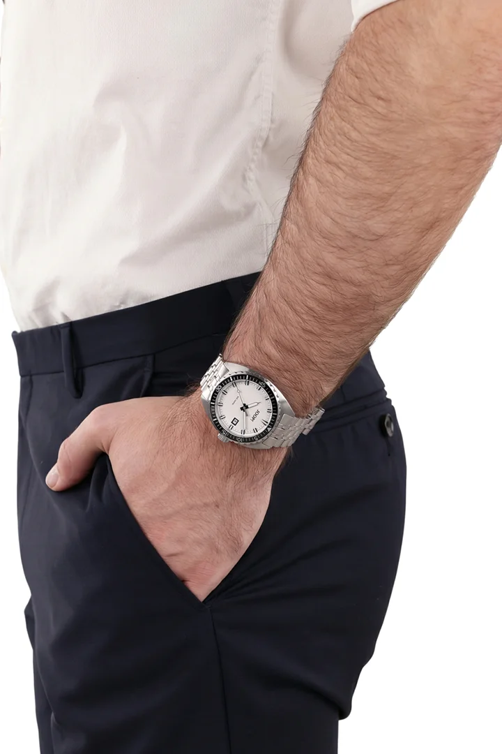 Leads to product detail page "Men's silver wristwatch"