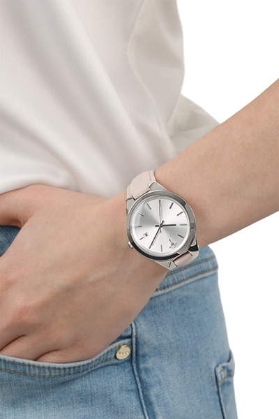 Leads to product detail page "Women's wristwatch in silver and pink"