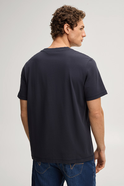 Leads to product detail page "Makoa T-shirt in navy"