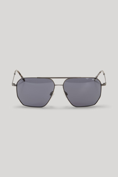 Leads to product detail page "Grey sunglasses"