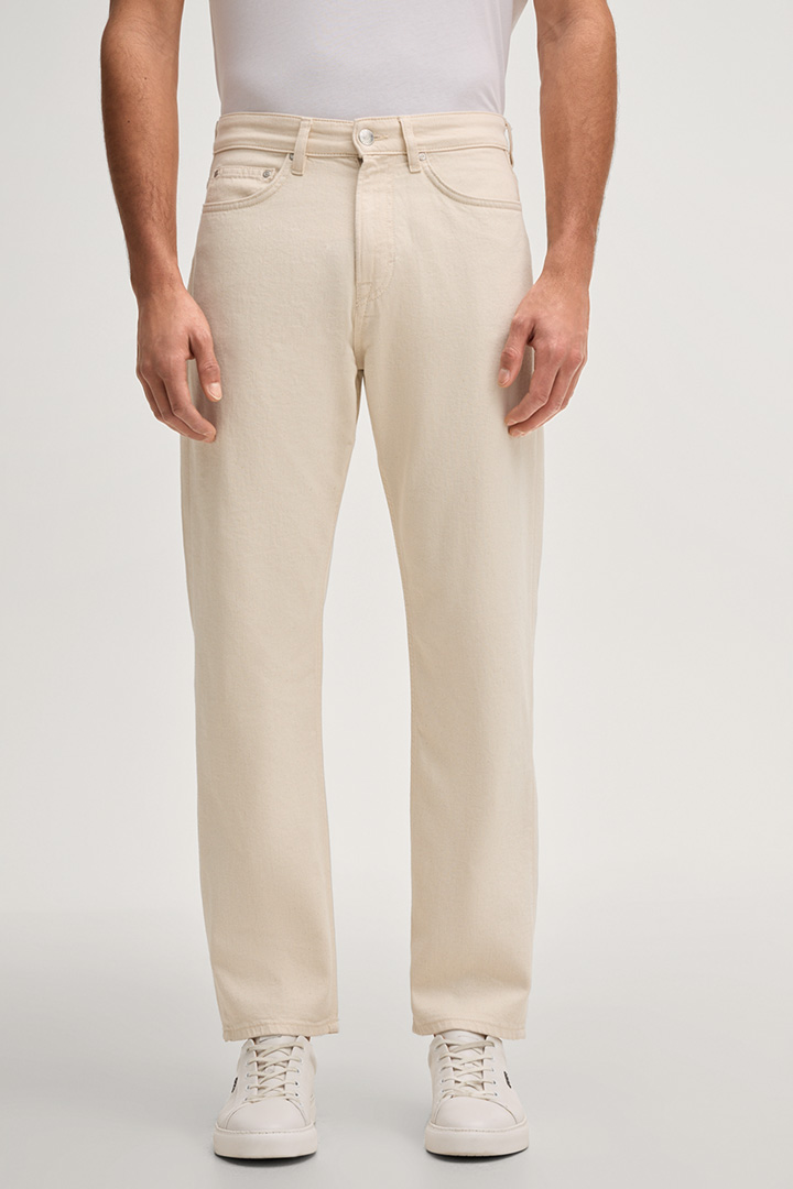 Leads to product detail page "Rae jeans in off-white"