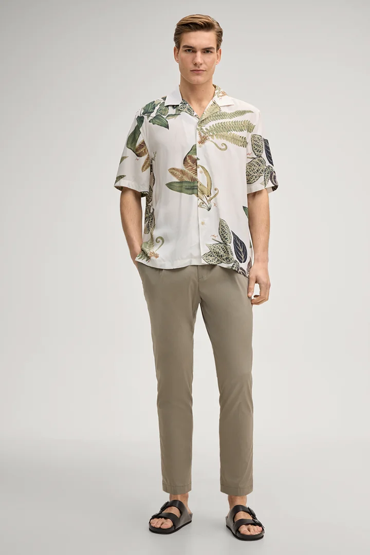 Leads to product detail page "Kawai short-sleeved shirt in ecru/green patterned"